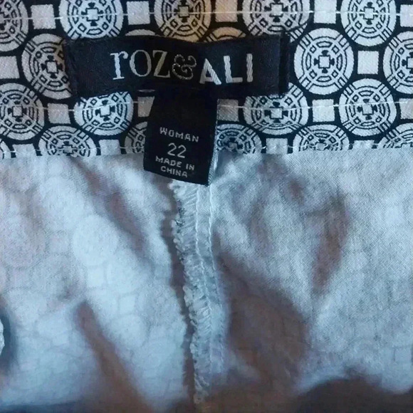 Roz & Ali Black and White Pattern Pants Size 22 - Picture 5 of 8